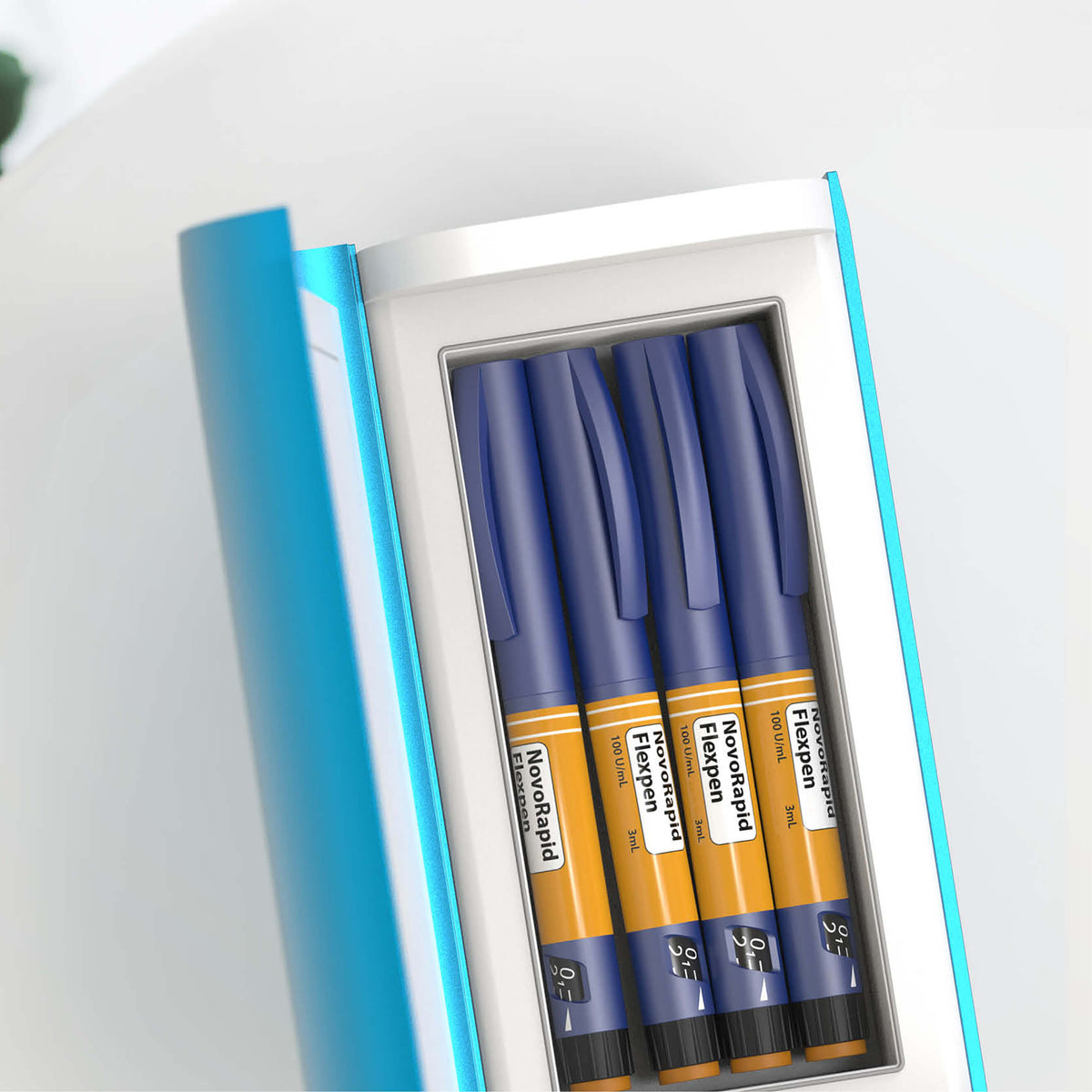 Lifeinabox met de deksel open waarin gekoelde medicatie bewaard ligt. 