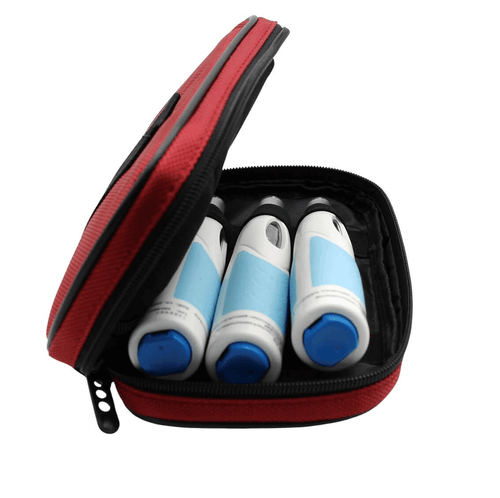 productfoto van een rode medicijnkoeltas met daarin 3 injectiepennen die gekoeld zijn. 